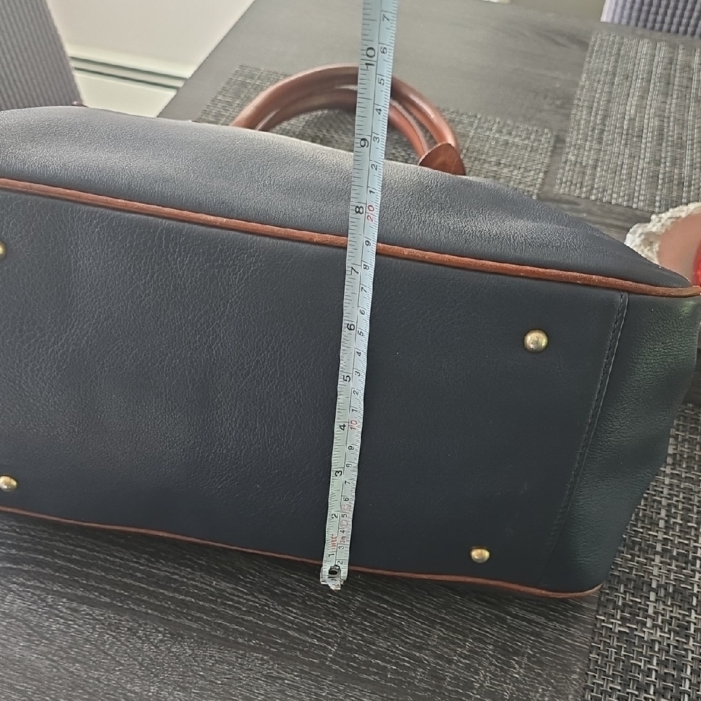 Elegant Two-Tone Leather Handbag - Picture 8 of 16
